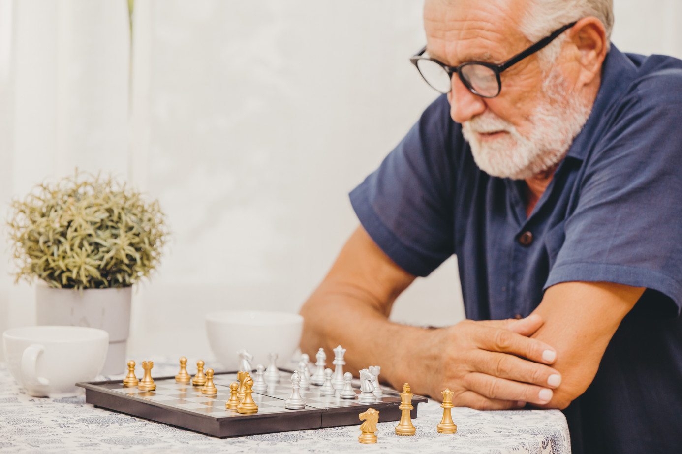 Mann spielt Schach