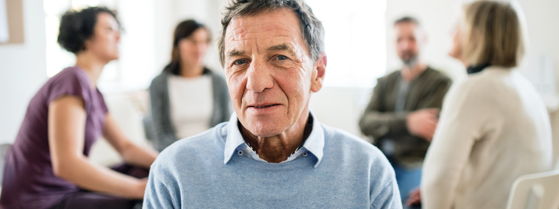 Älterer Herr in Gruppentherapie