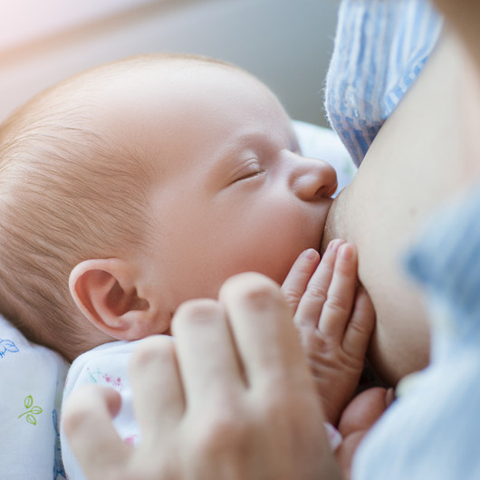 Baby wird gestillt