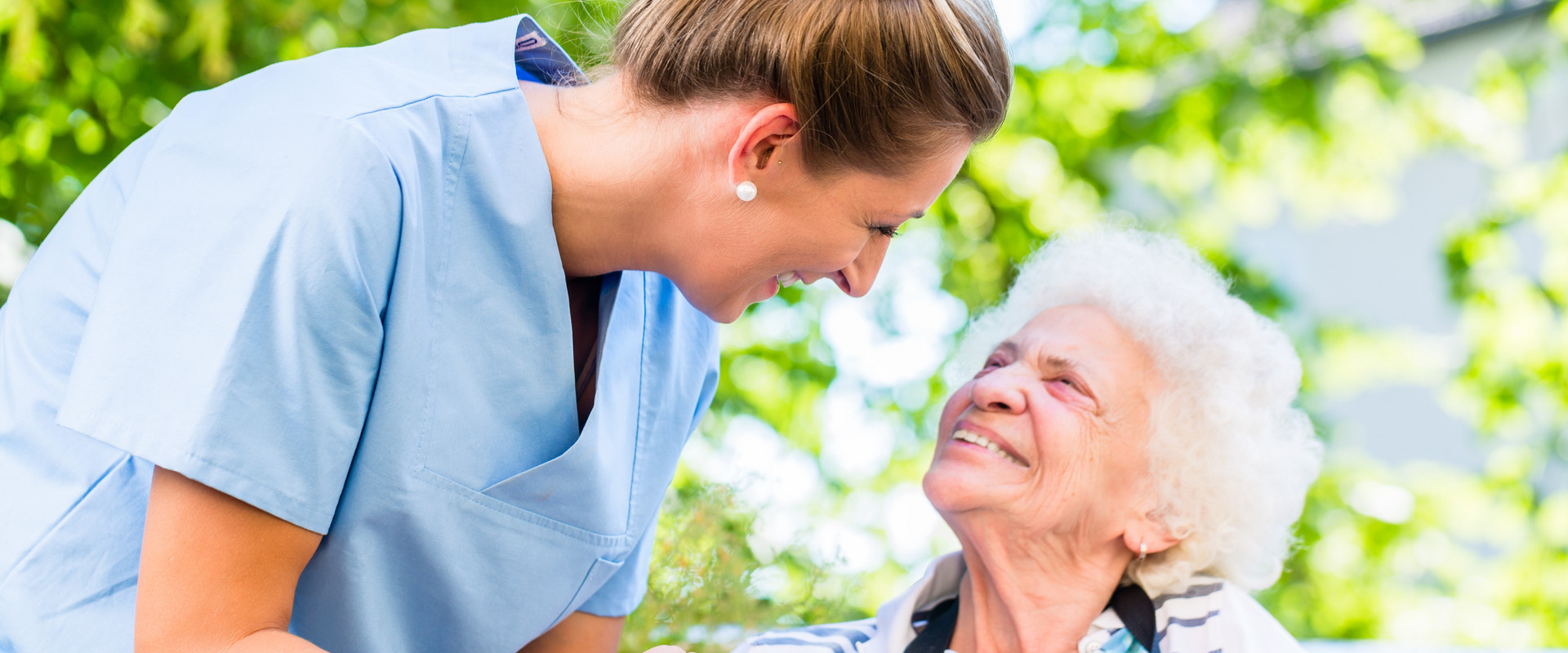 Seniorin mit Pflegerin