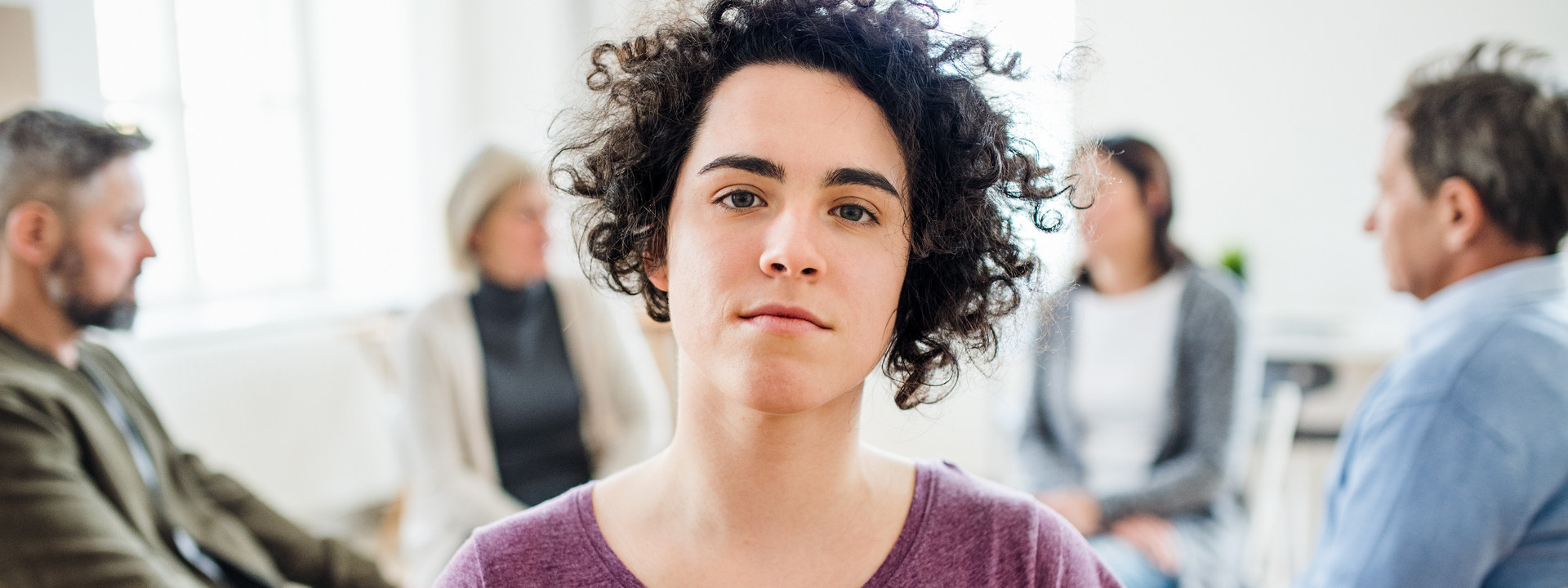 Junge Frau in Gruppentherapie