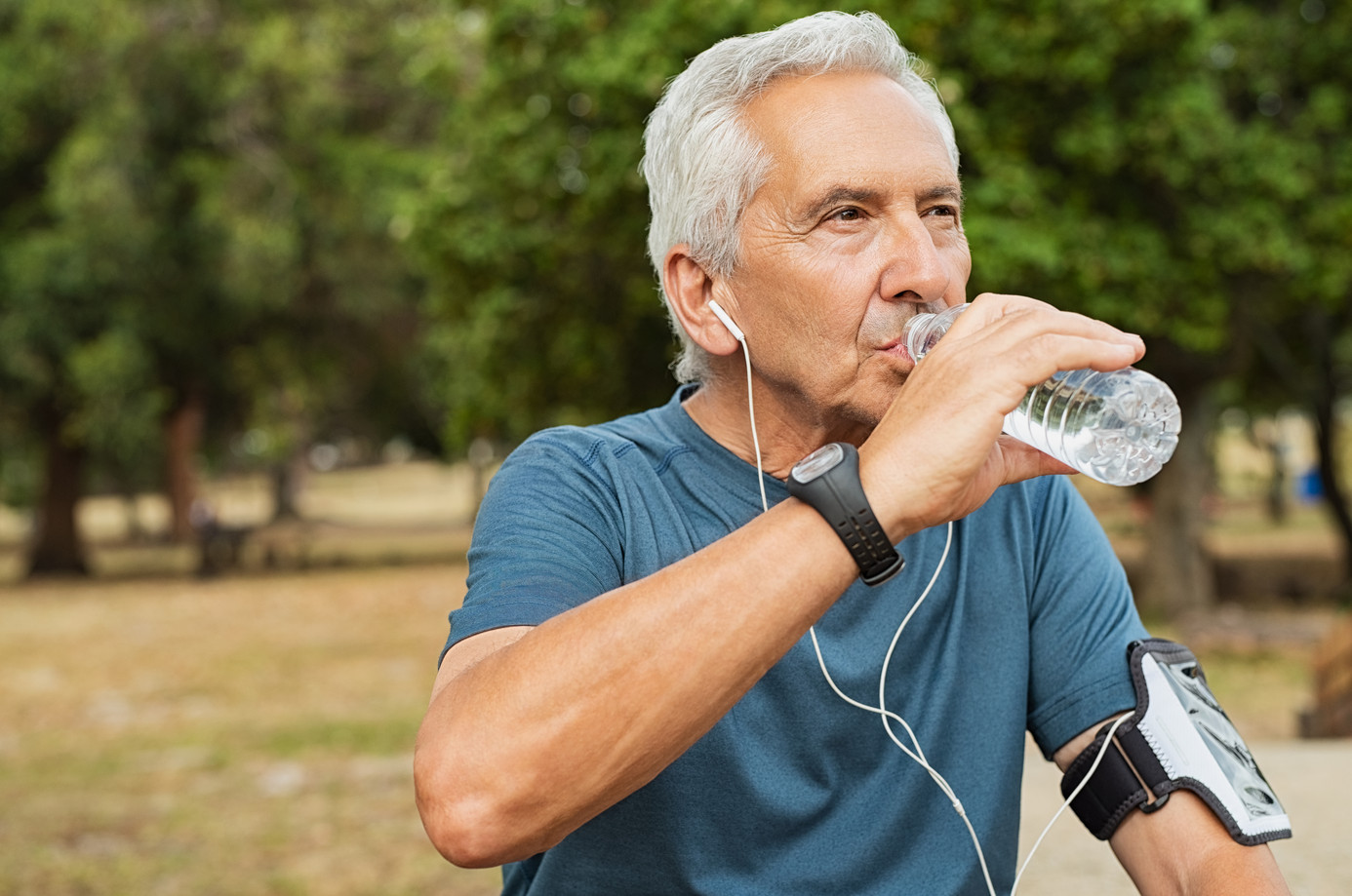 Mann beim Sport, trinkt aus einer Flasche