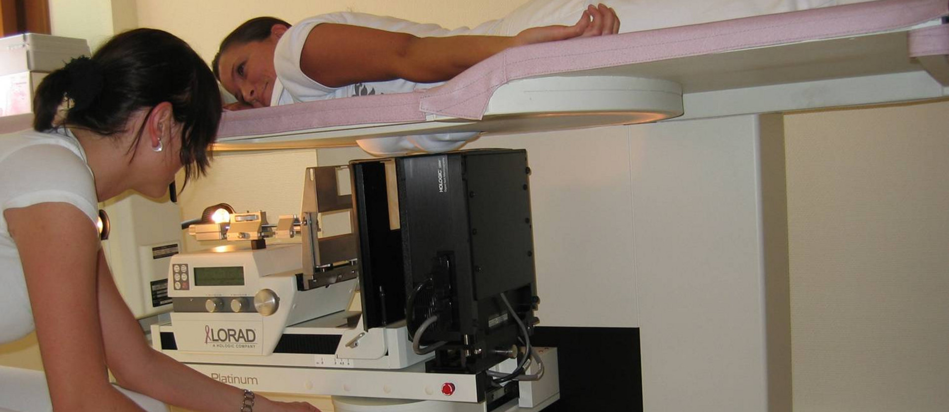 Mammadiagnostik: Stereotaktische Drahtmarkierung und stereotaktische Vakuumsaugbiopsie mit Liegend-Biopsie-Tisch