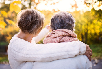 Frau hält Seniorin im Arm