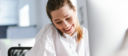 Sekretärin am Telefon