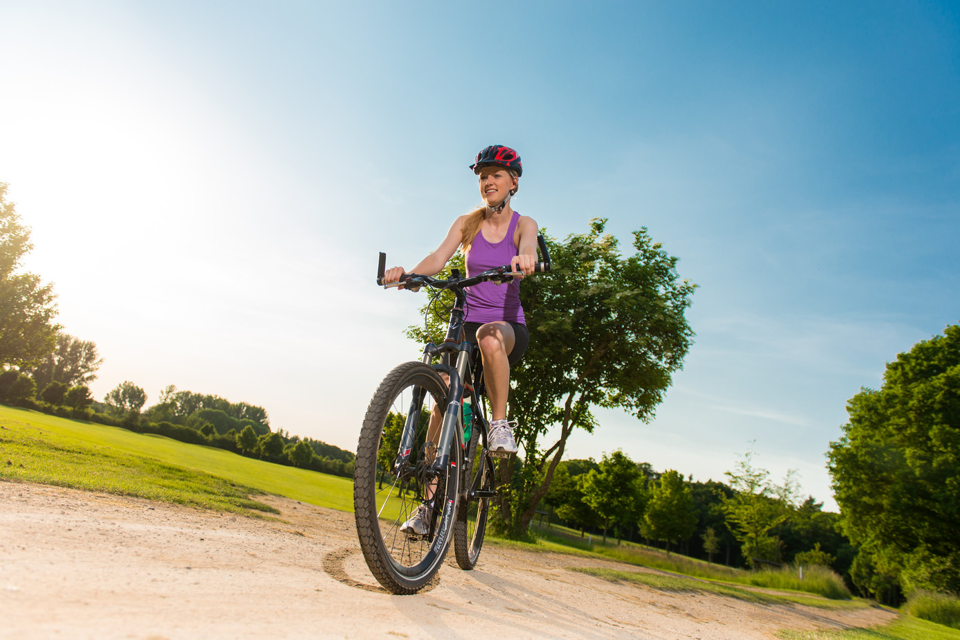 Frau fährt Fahrrad