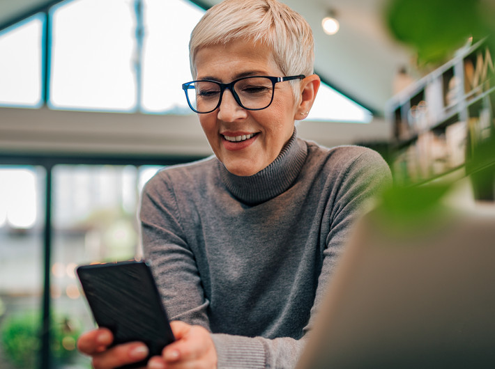 Frau hält Smartphone
