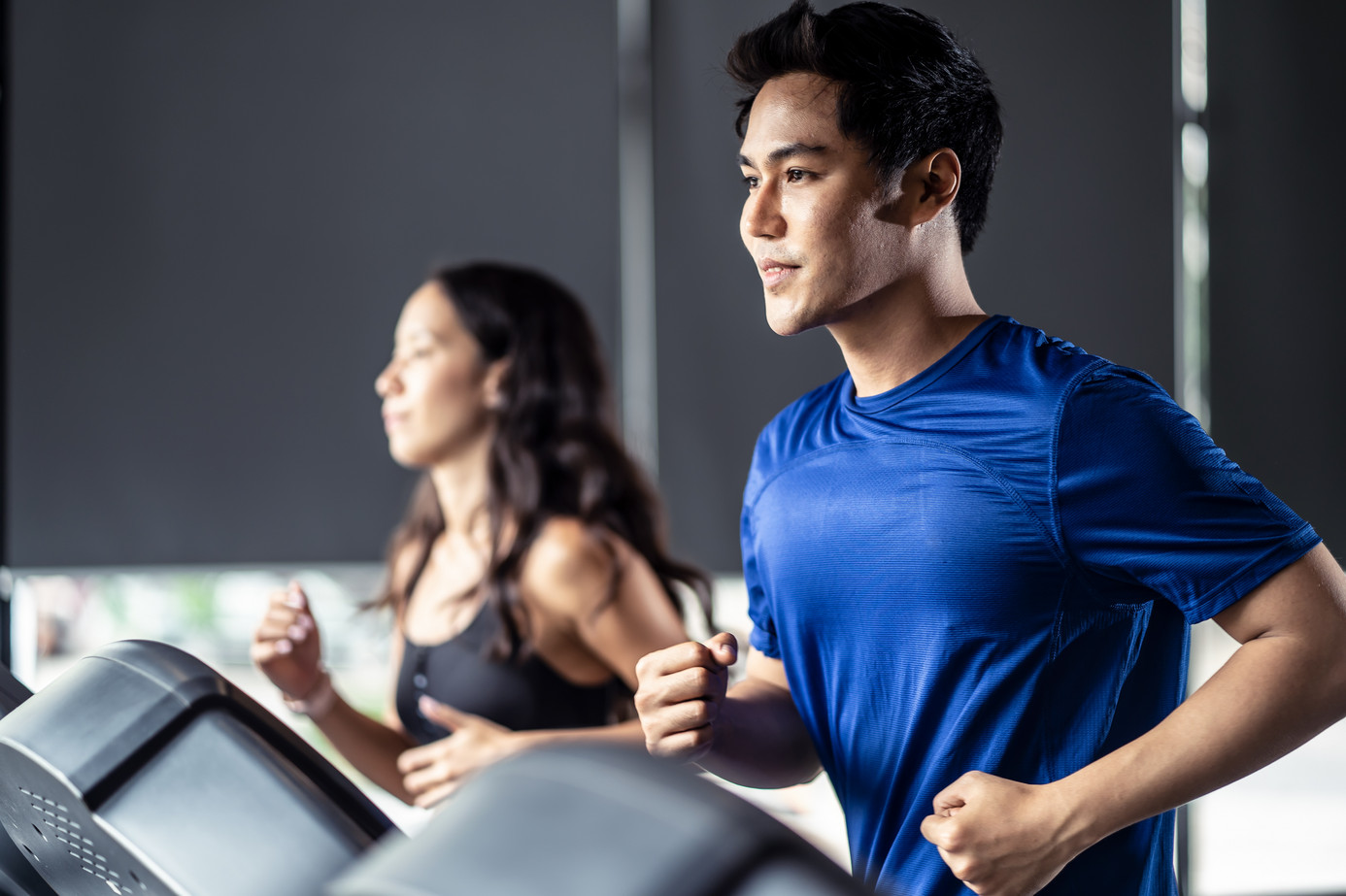 Mann und Frau bei Lauftraining