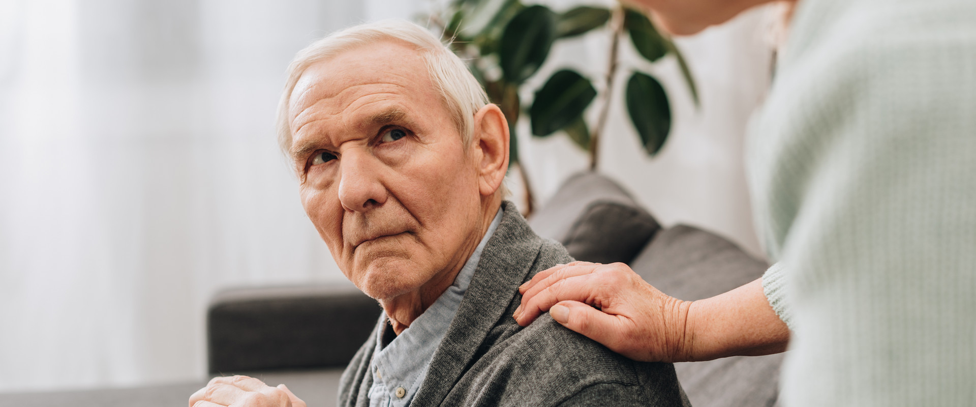 Älterer Mann schaut skeptisch