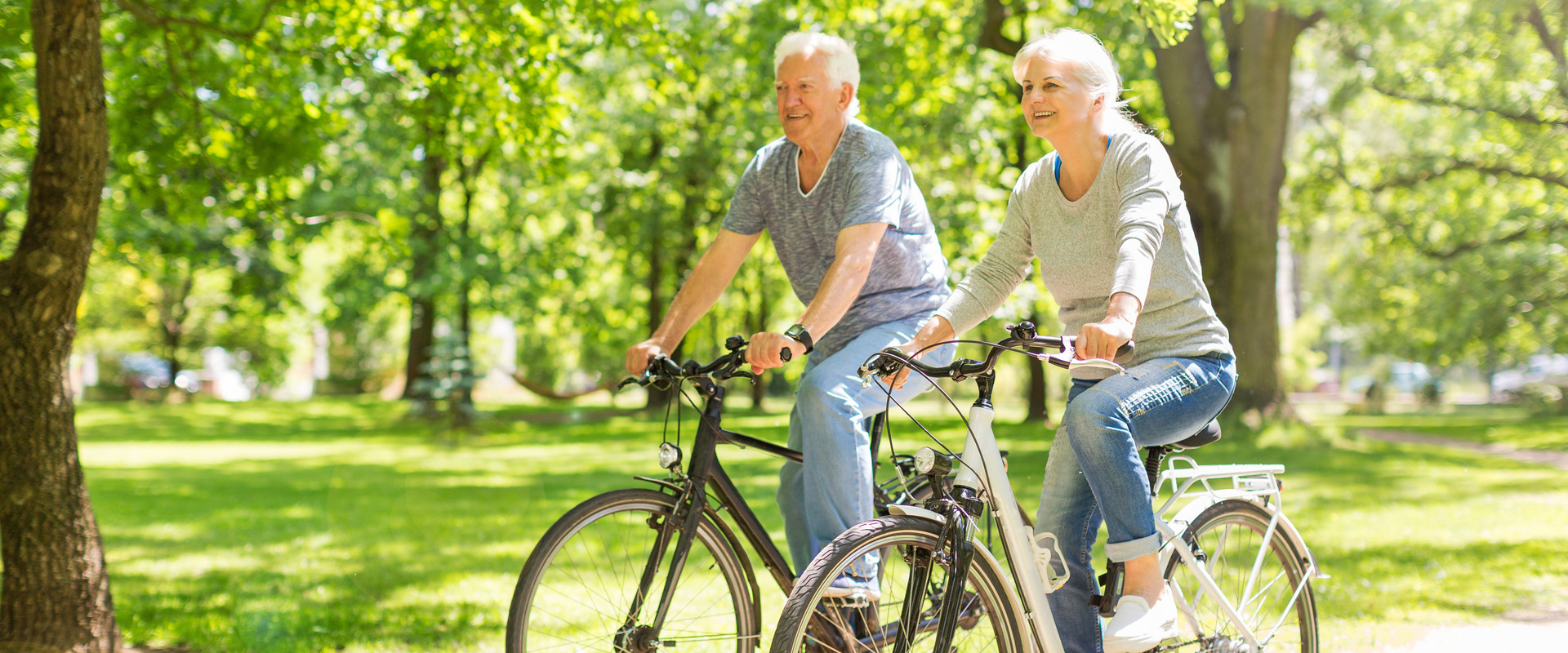 Ehepaar fährt im Park Fahrrad