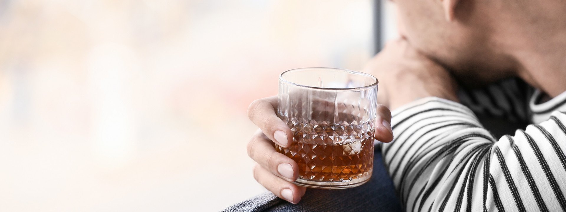 Mann mit Drink in der Hand