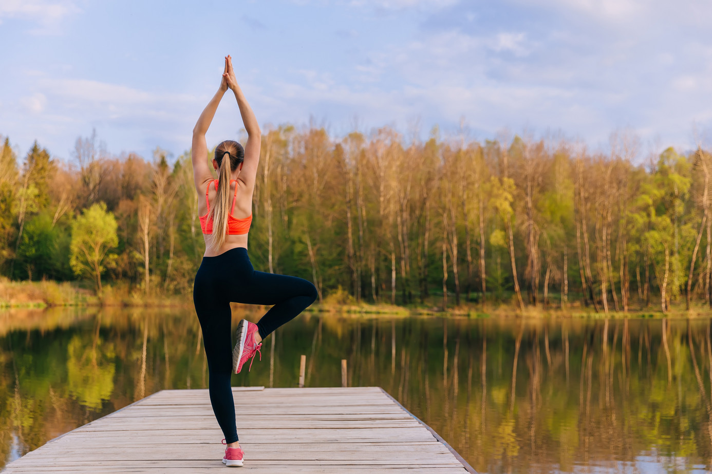 Frau macht Yoga