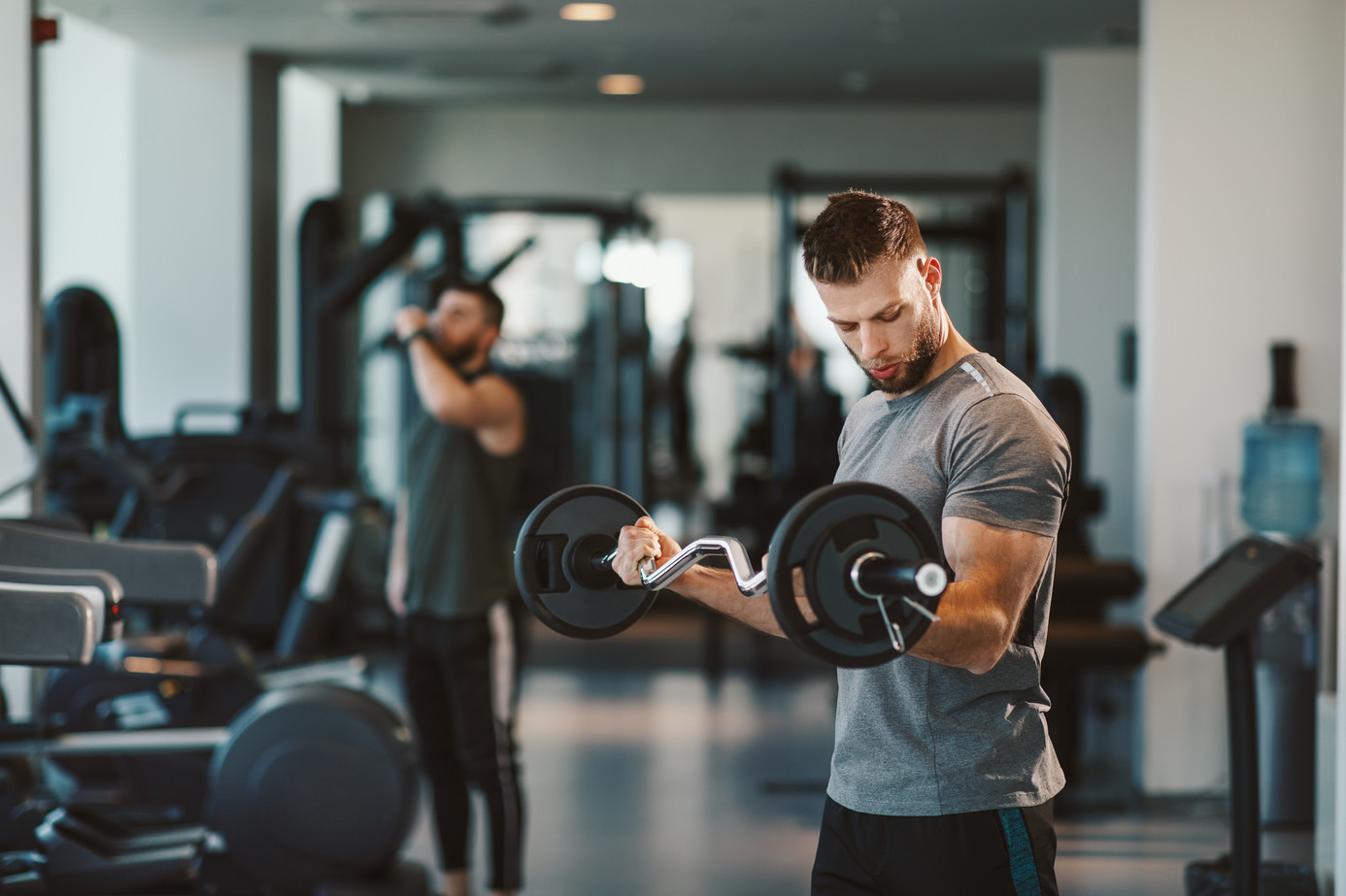 Mann im Fitnesstudio