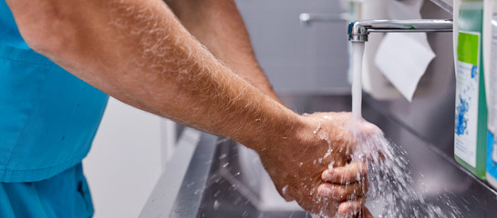 Hände waschen vor OP