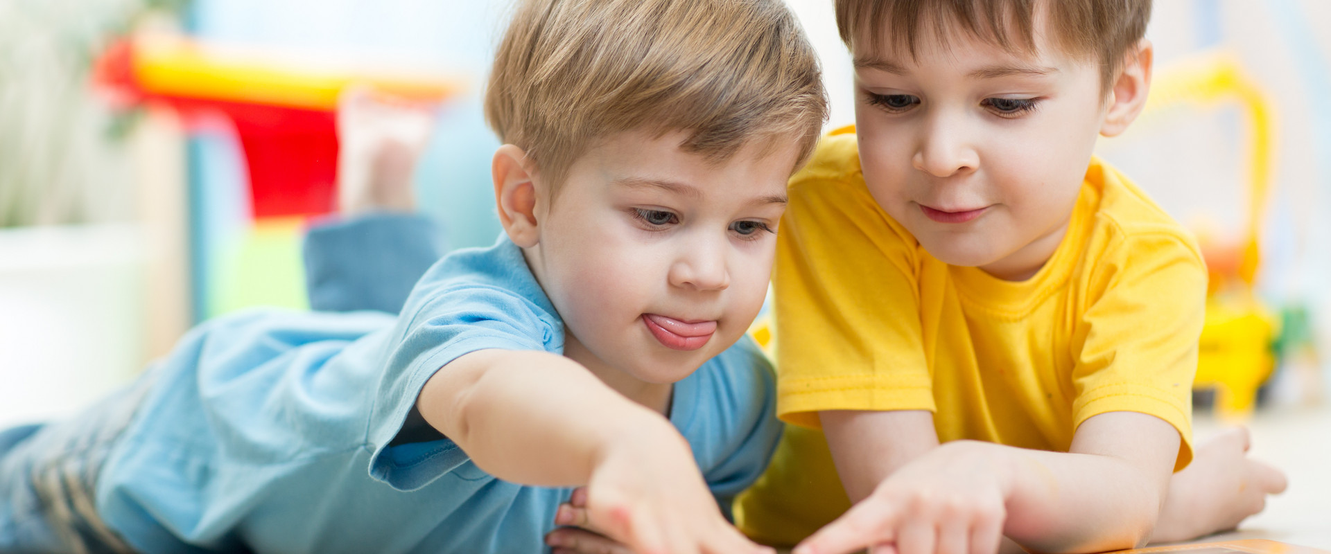 Zwei spielende Kinder