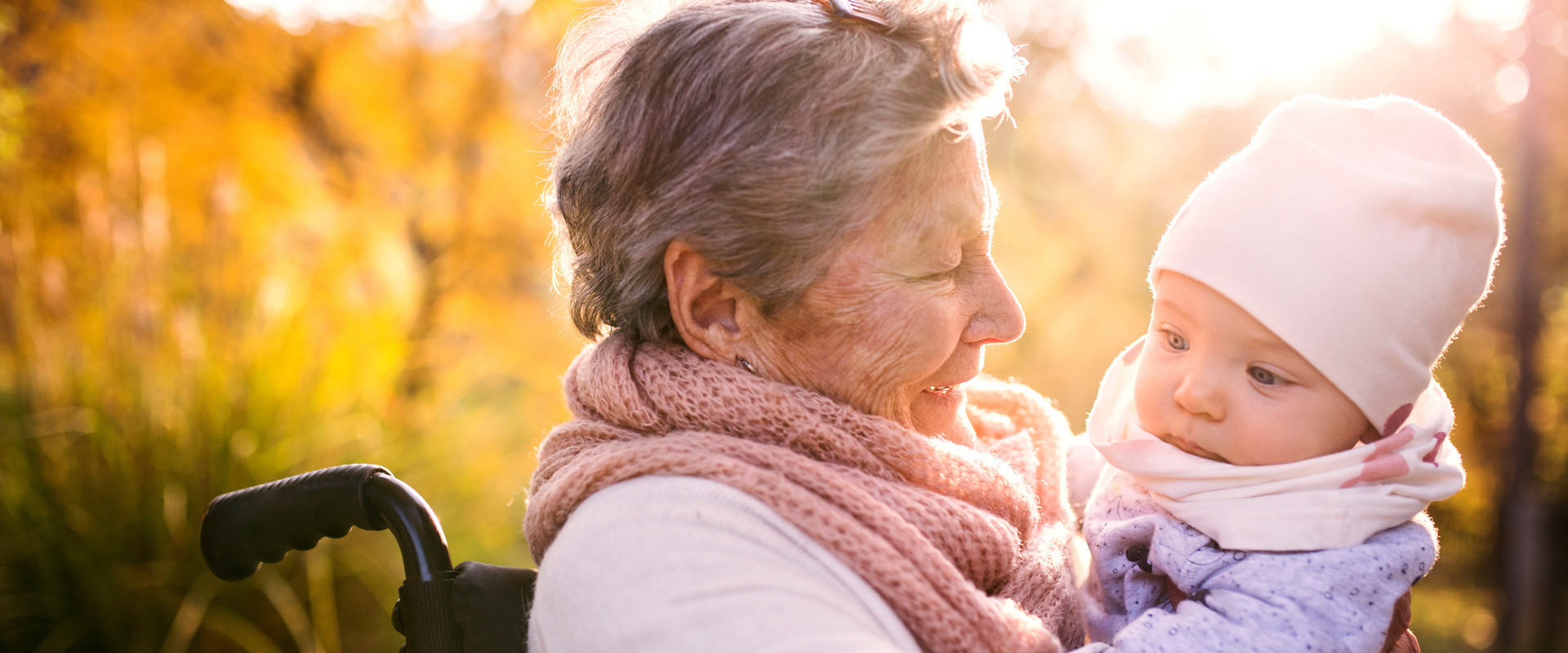 Seniorin mit Enkelkind