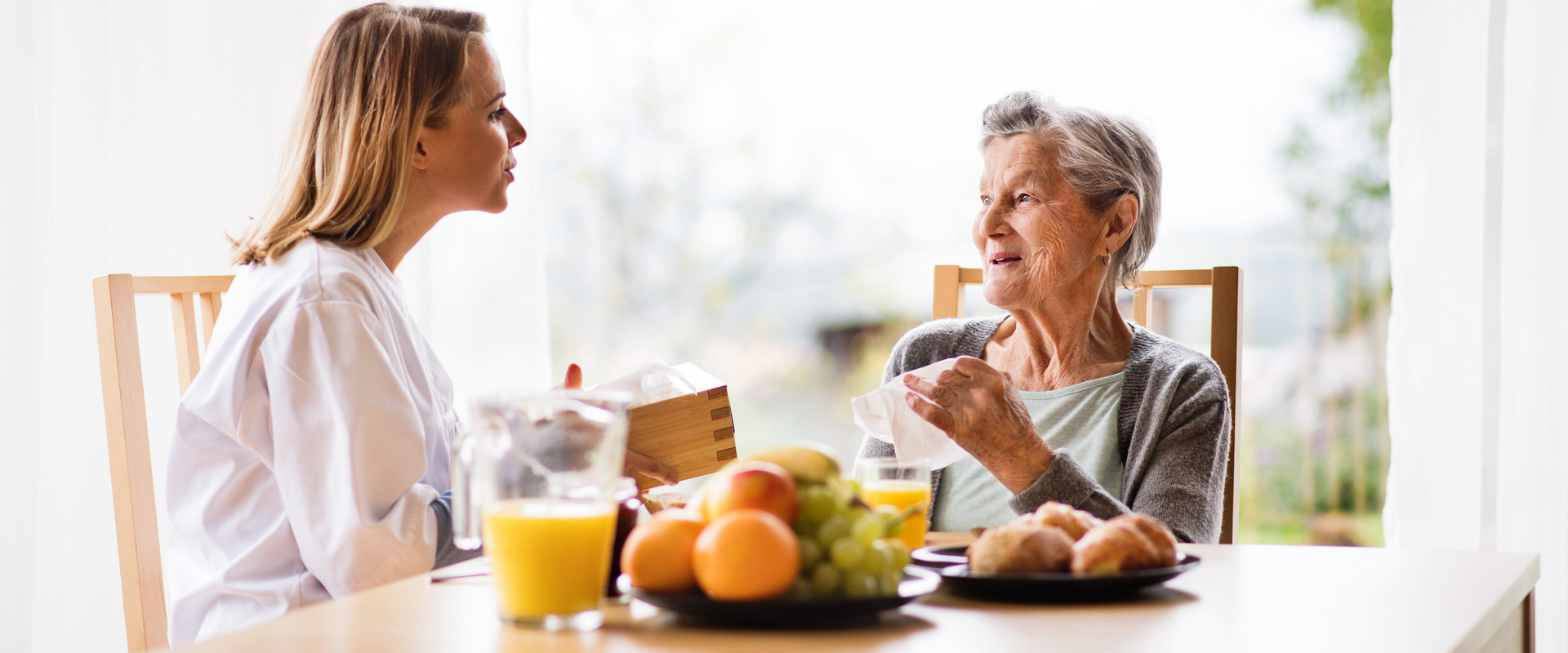 Seniorin beim Frühstück