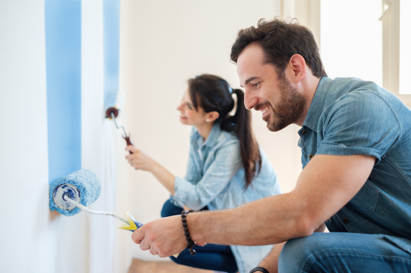 Man streicht Wohnung