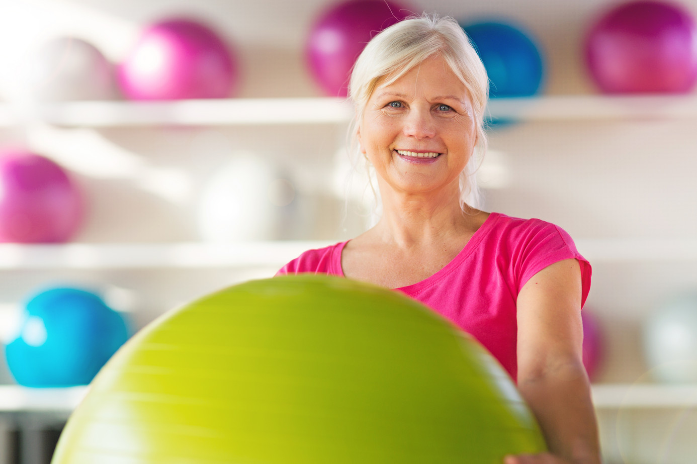 Frau mit Gymnastikball