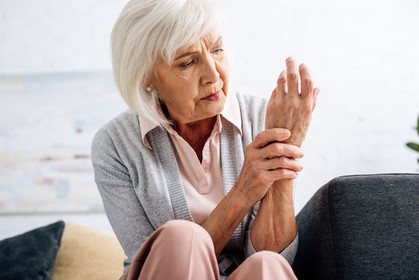 Frau mit schmerzender Hand
