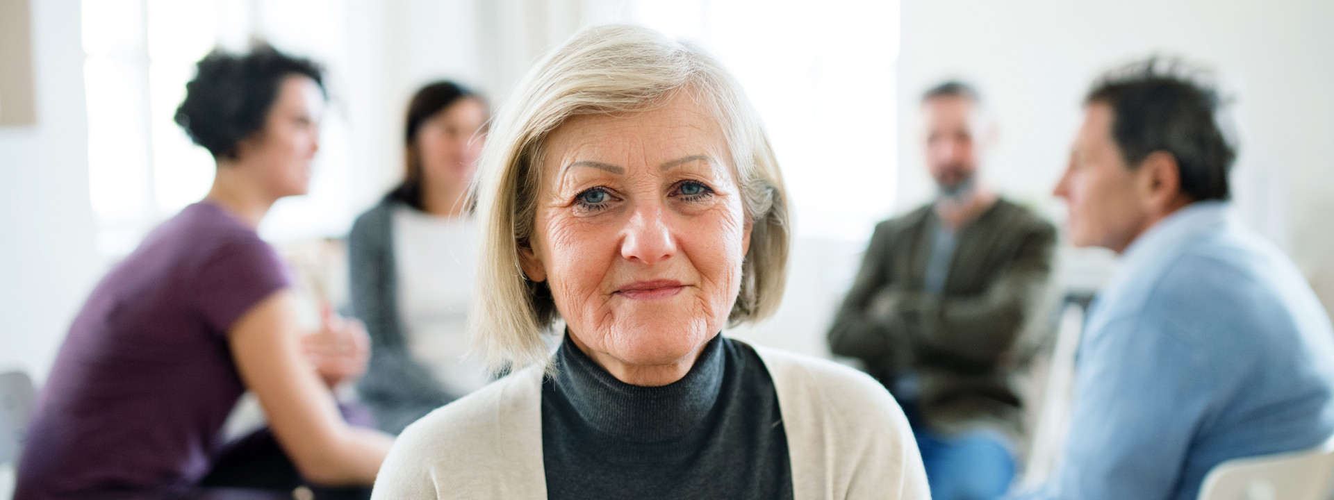 Ältere Frau in Gruppentherapie