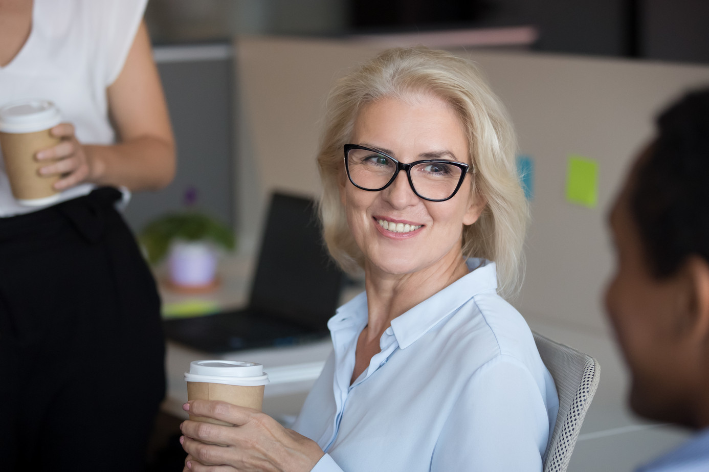 Frau trinkt einen Kaffee